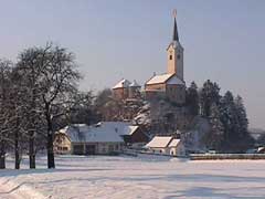 Stein im Jautal - Kirche mit K�rntner Kreuzweg und Karner gestaltet von Kiki Kogelnig